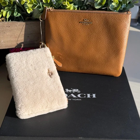 NEW COACH Shearling Key Pouch & Saddle Leather Purse Wristlet Pouch - Picture 2 of 12
